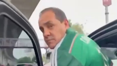 Activistas interceptaron a Cuauhtémoc Blanco de camino al Estadio Azteca