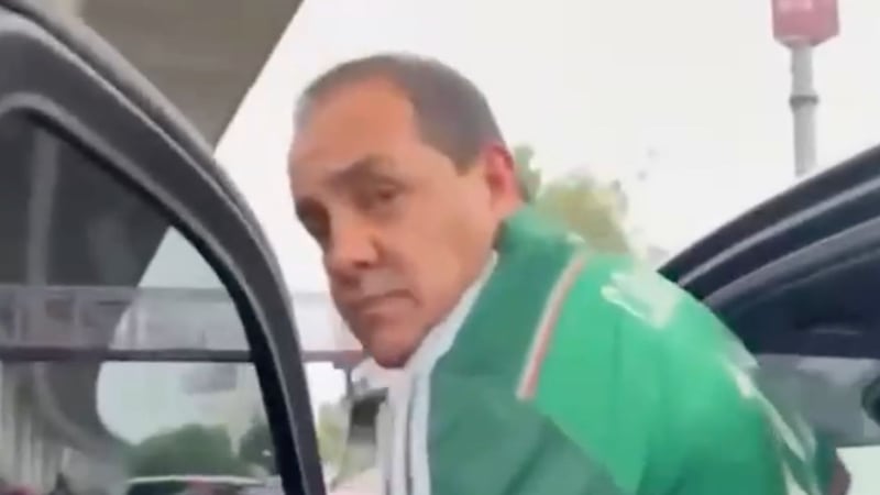 ‘¡Asesino!’ Activistas reclaman a Cuauhtémoc Blanco cuando se dirigía al México-Inglaterra