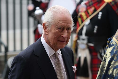 Rey Carlos III suspende su agenda semanal, tras sufrir efectos secundarios por tratamiento contra cáncer