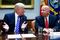 EU aprueba proyecto de ley para examinar impuestos de presidentes tras evasión de Trump