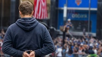 Detienen a menor por tiroteo en Times Square tras desfile de los Knicks: Esto se sabe