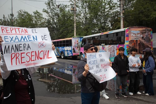 Marcha de aspirantes a la UNAM: Exigen que se repita examen de manera presencial ante ‘trampa masiva’