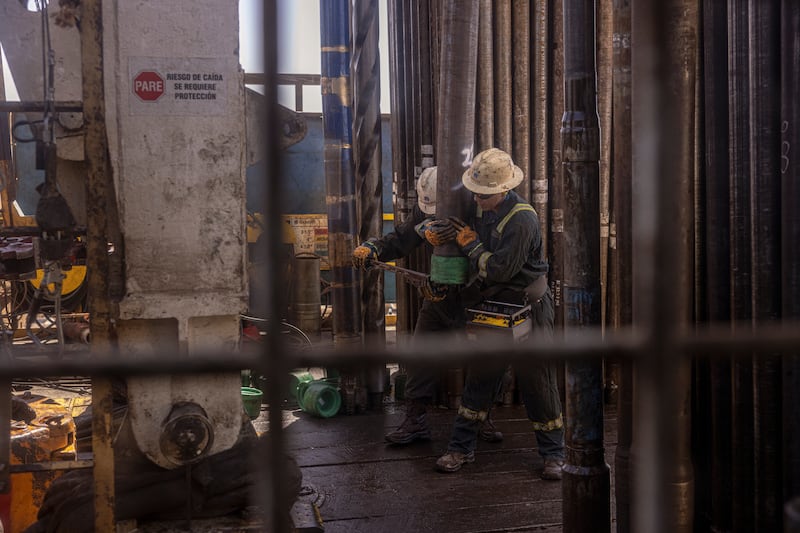 Prórroga en alto al fuego frena alza en precio del crudo