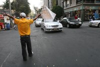 Brugada endurece sanciones contra franeleros en CDMX: Propone 36 horas de cárcel