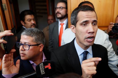 Fiscal general de Venezuela pide prohibir la salida del país al opositor Juan Guaidó y bloquear sus cuentas