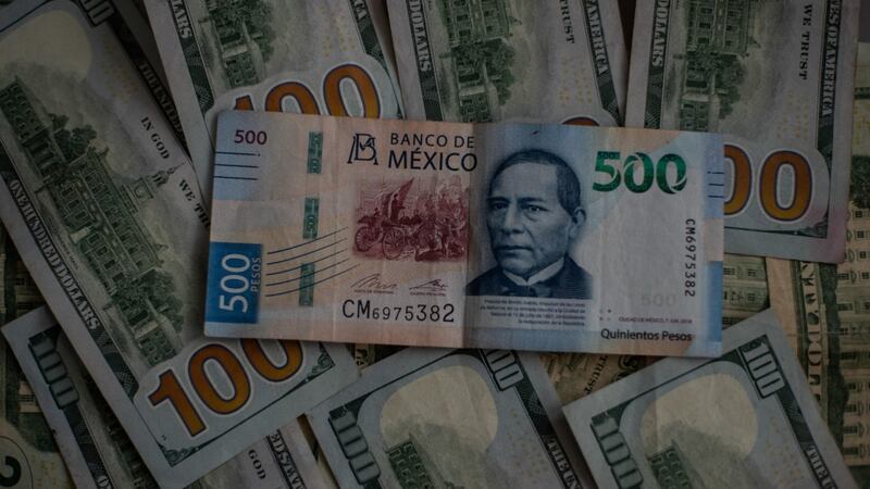 Peso ‘da un pasito’ ante el dólar y gana la sesión: Cierra en 20.49 unidades