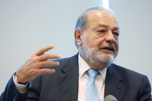 Carlos Slim firma cheque millonario: Compra a TotalEnergies parte de un yacimiento del Golfo de México