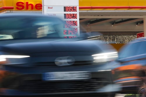 Precios de gasolina repuntan en EU por conflicto en Medio Oriente