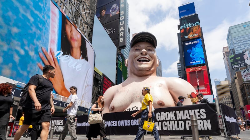Protestan contra pornografía infantil generada con Grok: Manifestantes llevan Musk gigante a Times Square