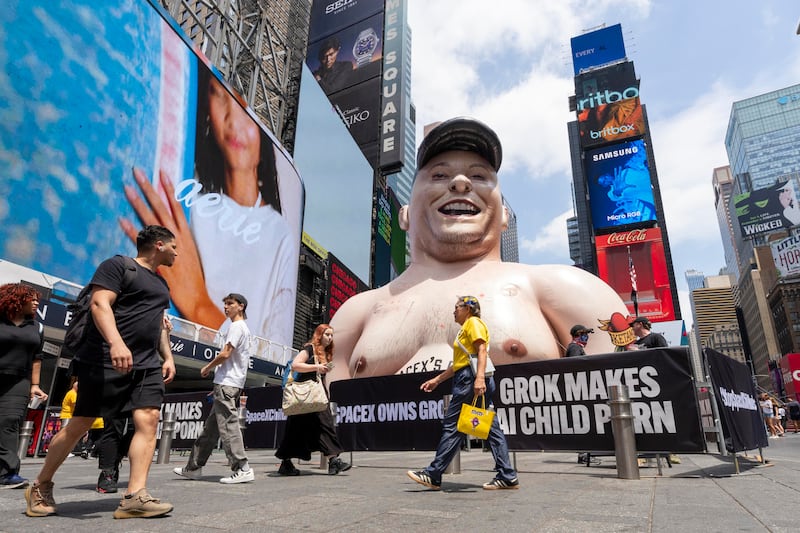 Protestan contra pornografía infantil generada con Grok: Manifestantes llevan Musk gigante a Times Square