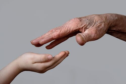 El ‘desgarrador’ caso del niño de 2 años que murió de hambre en Reino Unido: Esto sabemos