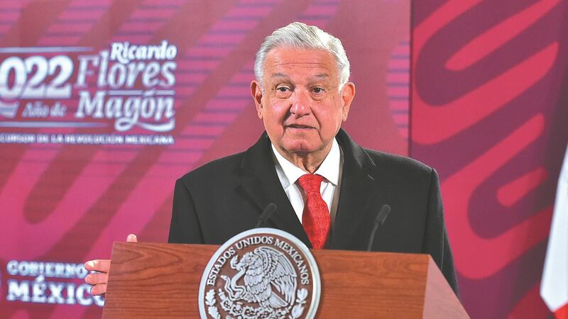 Nuevo ‘round’ entre INE y AMLO: emite medidas cautelares por cuestionar pregunta de revocación