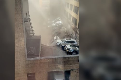 Colapso en estacionamiento de Nueva York deja una persona muerta y varios atrapados