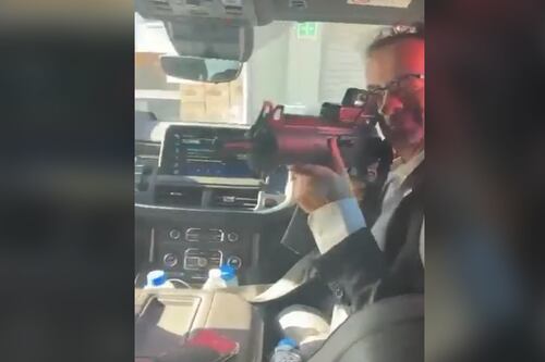 Embajador de Reino Unido en México es despedido tras apuntar con rifle a empleado
