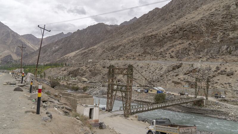 Celebran en Laredo cancelación de contratos del muro