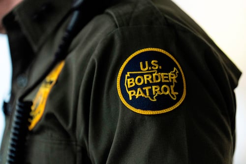 Mexicano se declara culpable de hacerse pasar por agente fronterizo: Distraía en misiones migratorias