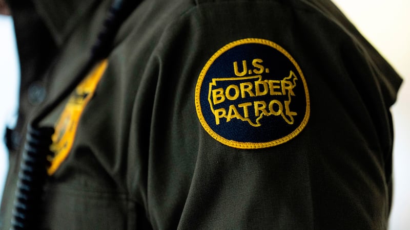 Mexicano se declara culpable de hacerse pasar por agente fronterizo: Distraía en misiones migratorias