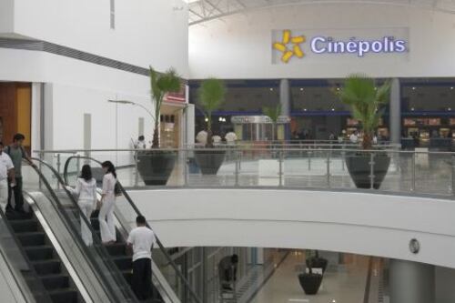 ¡De película! Hombres disfrazados como empleados intentan robar cine en Cancún