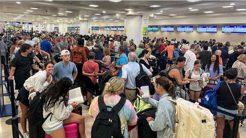 Por las nubes: Mexicanos deben trabajar 3.8 días para comprar un vuelo