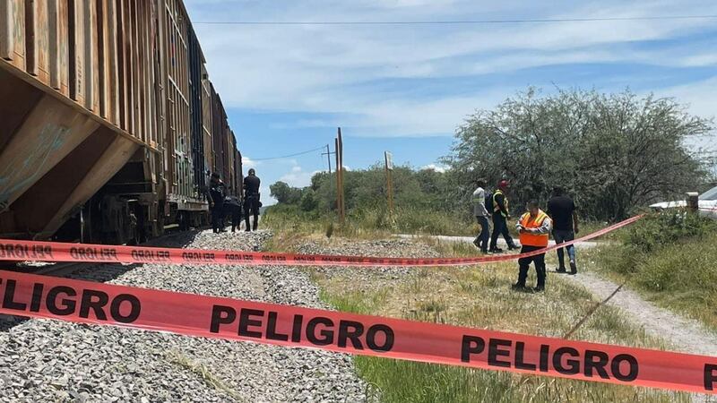 Tren choca contra familia en Querétaro y deja 4 personas muertas; conductor intentó ganarle el paso