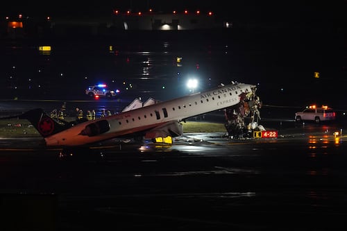 ‘El piloto hizo lo mejor que pudo’: Pasajeros narran el accidente del avión de Air Canadá en LaGuardia
