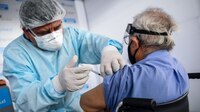 OMS pide a países ricos donar al menos 10 millones de vacunas para COVAX