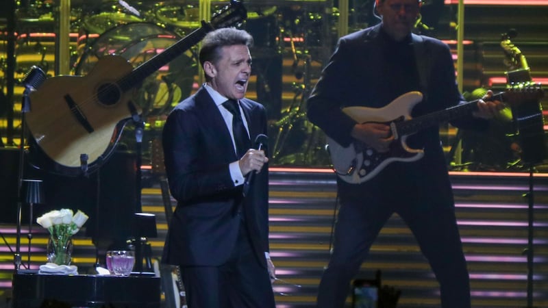 Se cayó ‘El Sol’: Luis Miguel sufre accidente en pleno concierto en la Arena CDMX
