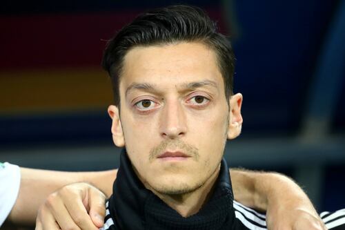 Selección de Alemania rechaza acusaciones de racismo de Özil