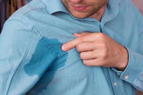 Hiperhidrosis: ¿Qué es, por qué aparece y cómo tratarlo si sudas en exceso?