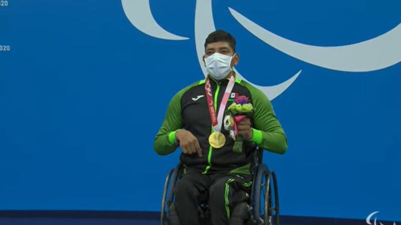 ¡Otra medalla de oro para México! Jesús Hernández la gana en nado de 150 metros