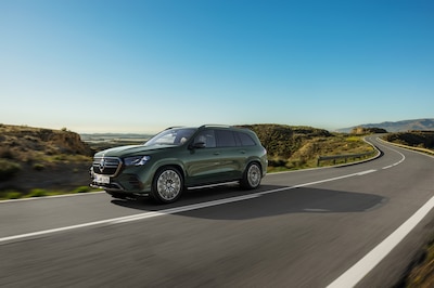 Mercedes-Benz GLS 2026 en Dark Petrol con estrella erguida sobre el cofre