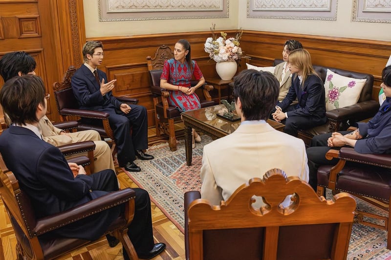 ‘Esta es la oficina presidencial’: ¿De qué hablaron Sheinbaum y BTS en Palacio Nacional?