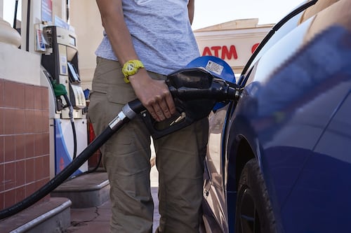 ¿EU copia a Sheinbaum para bajar precio de la gasolina? Pausan cobro de impuesto a combustibles