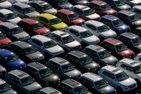 Relaja Trump aranceles a la industria automotriz