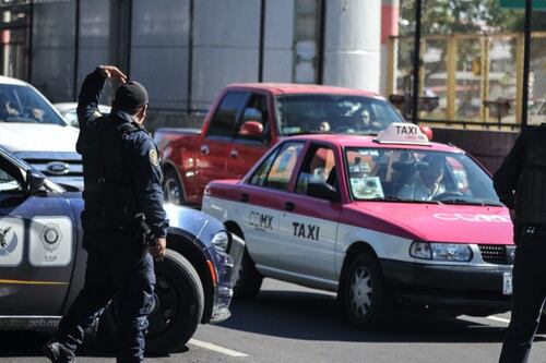 (VIDEO) Pareja y su bebé se salvan de ser arrollados por camión en la Gustavo A. Madero