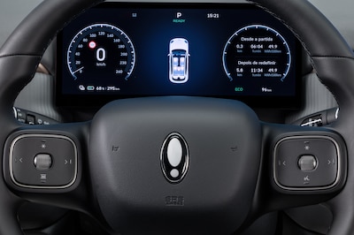 Cuadro de instrumentos digital del GWM ORA 5 2026, volante negro, pantalla con velocímetro y datos de batería.