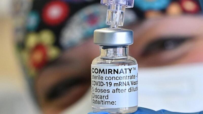 A formarse temprano: Inicia la venta de vacunas contra COVID-19 de Pfizer en farmacias de México