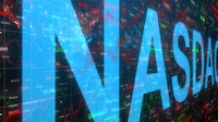 Acciones de tecnológicas y caída del petróleo arreglan el lunes en Wall Street: Nasdaq avanza 1.11%
