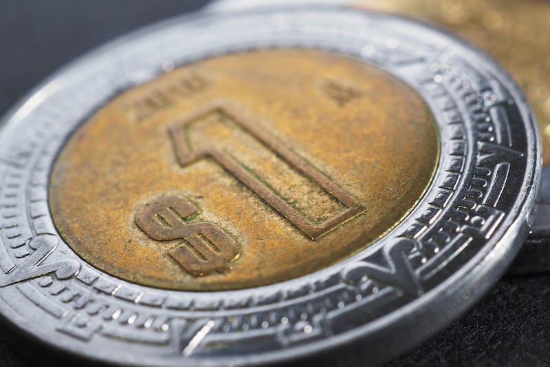 Peso gana en mitad de semana, en espera de apertura del estrecho de Ormuz: ¿Cómo cotiza hoy?