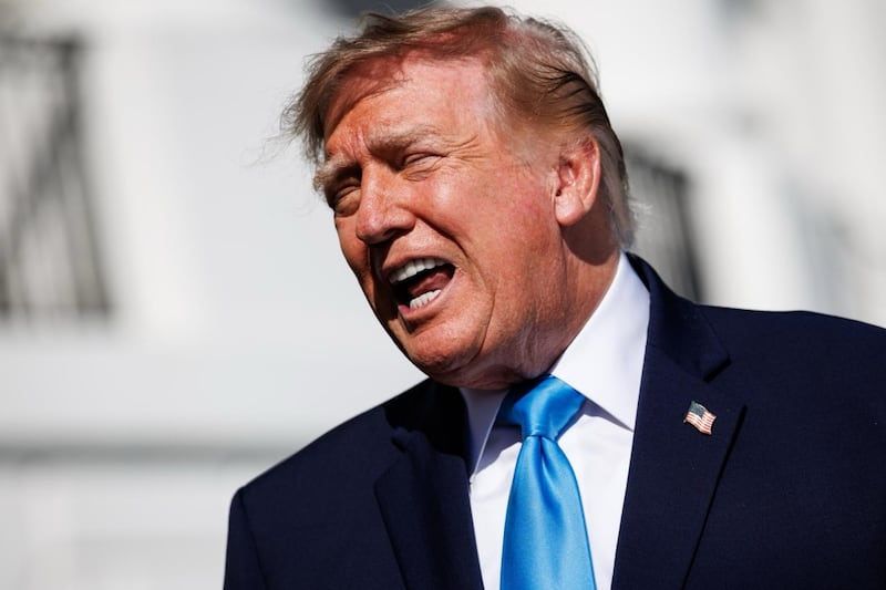 ¿Gasolina más barata en EU? Trump analiza suspender impuesto federal al combustible para aliviar costos