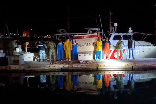 Detienen a 5 personas por pesca ilegal de totoaba en el golfo de California; aseguran embarcación