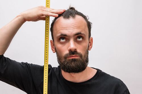 ¿Por qué perdemos altura con la edad (y cómo alentar ese descenso)?