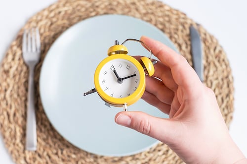 ¿El ayuno intermitente sirve para bajar de peso si padeces obesidad? Esto dicen los científicos