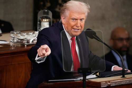 Siempre hay un tuit: Las veces que Trump criticó a Obama por bombardear Irán