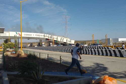 Camión se impacta en caseta ‘El Hongo’, en autopista Tecate-Mexicali; hay un muerto