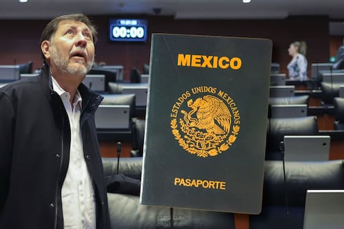 Además de Noroña, ¿qué legisladores han tramitado su pasaporte diplomático?