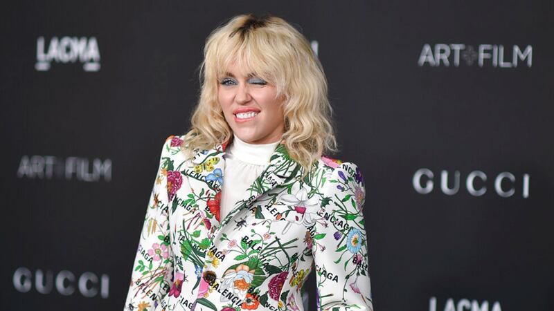 Miley Cyrus es demandada por publicar foto en la que aparece ella misma