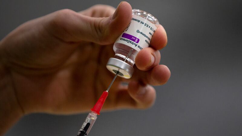 Creadora de vacuna COVID de AstraZeneca lo tiene ‘claro’: Refuerzos no son necesarios para todos