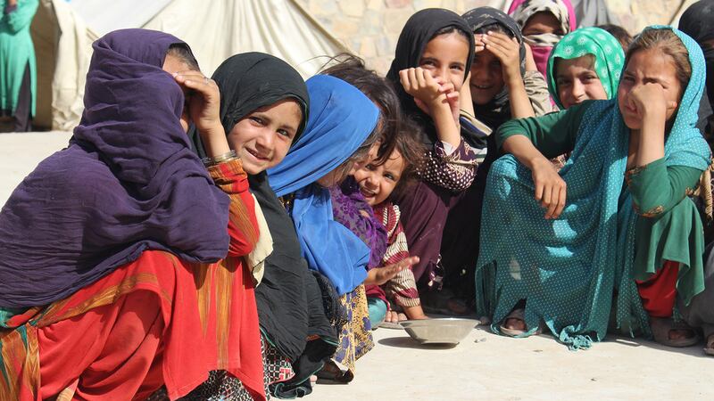 “Si los talibanes saben que hablamos nos matan”: ‘niña afgana’ que sueña con ser periodista