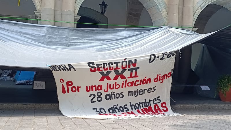 Maestros de la Sección 22 de la CNTE instalan plantón permanente en el zócalo de Oaxaca